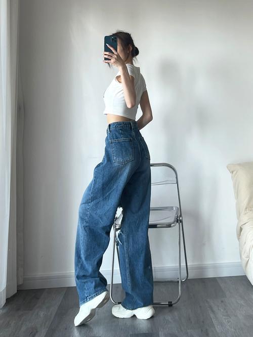 破洞牛仔裤怎么搭配衣服图片