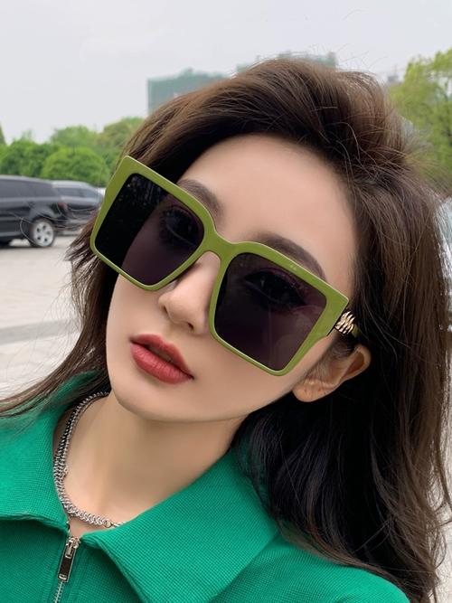 大圆脸适合什么墨镜
