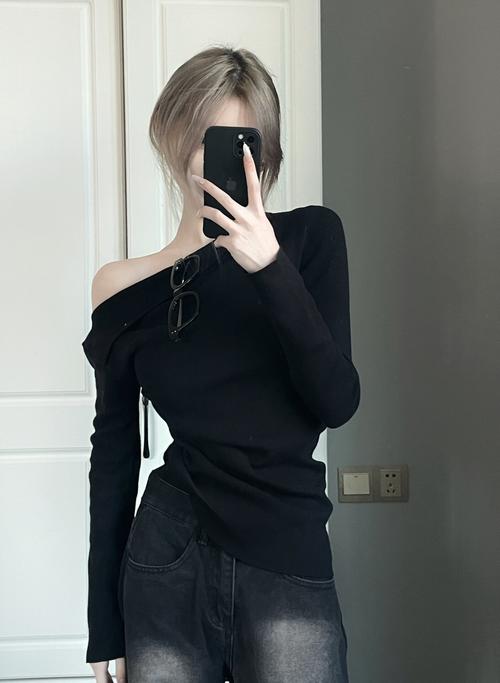女人穿黑色的衣服怎么搭配