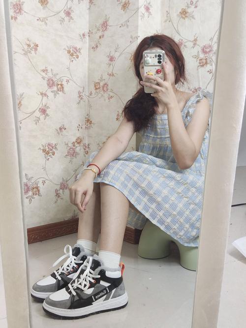 女孩高帮板鞋怎么搭配衣服好看吗