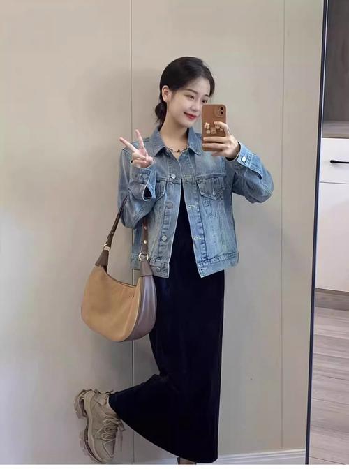 女短牛仔外套怎么搭配