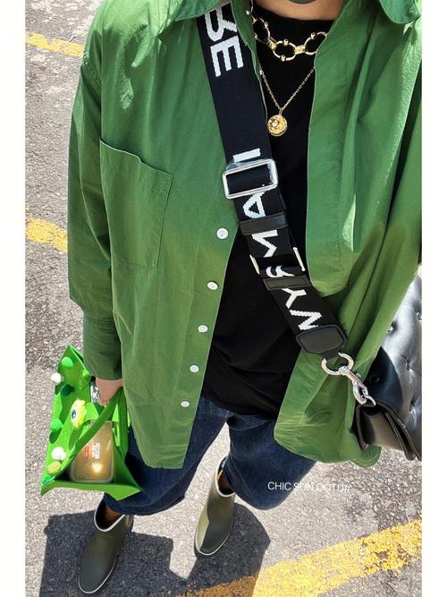 墨绿色裤子 鞋子怎么搭配衣服好看