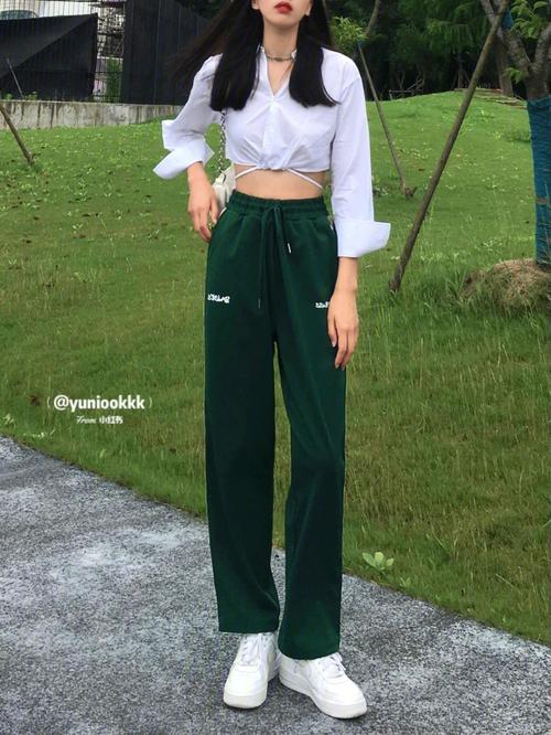 墨绿色裤子 鞋子怎么搭配衣服