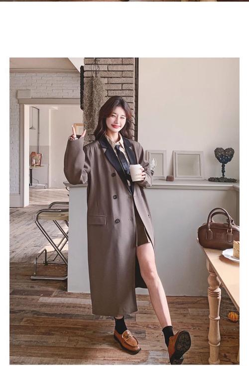 明星穿咖啡色风衣怎么搭配衣服图片