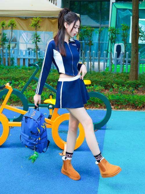 蓝色的雪地靴怎么搭配衣服图片大全