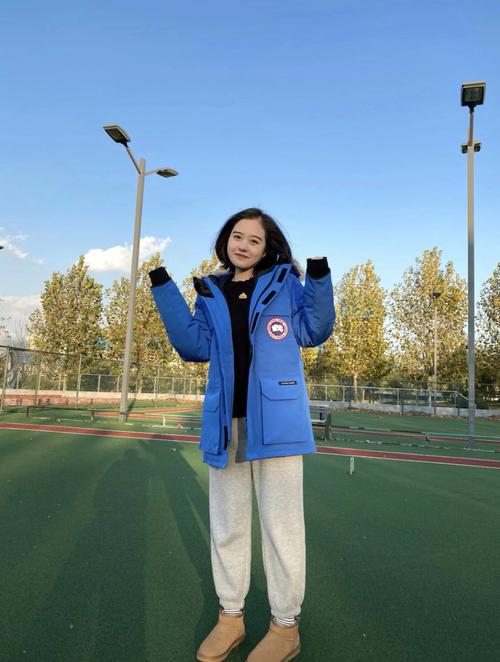 蓝色的雪地靴怎么搭配衣服