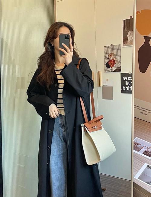 黑条纹大衣怎么搭配衣服