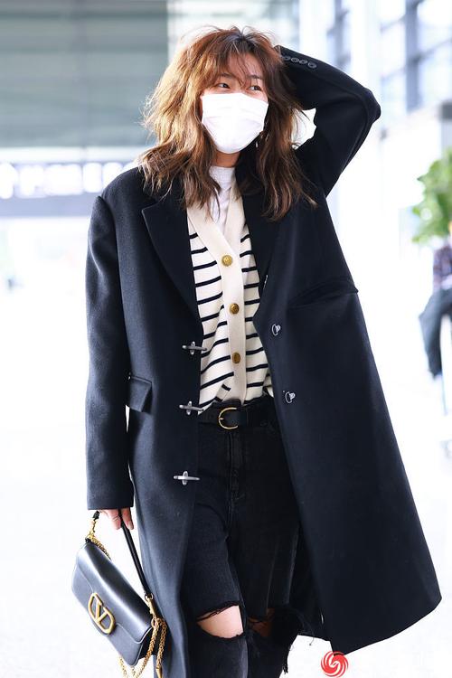 黑条纹大衣怎么搭配衣服