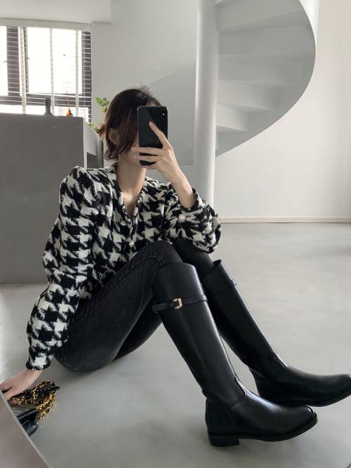 黑色的靴子怎么搭配衣服图片