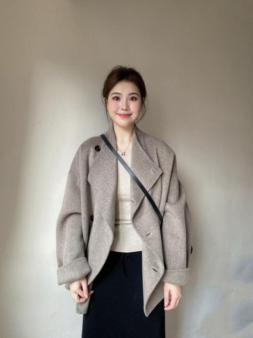 短款女式大衣怎么搭配什么裤子好看图片