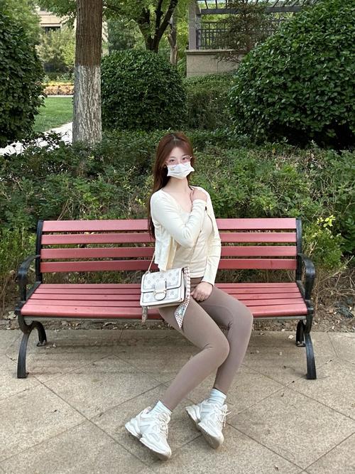 白色大包包怎么搭配衣服图片欣赏