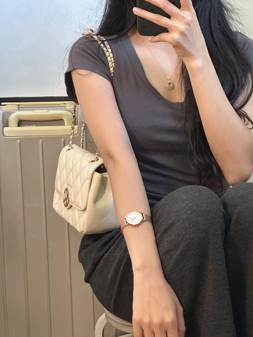白色大包包怎么搭配衣服图片欣赏
