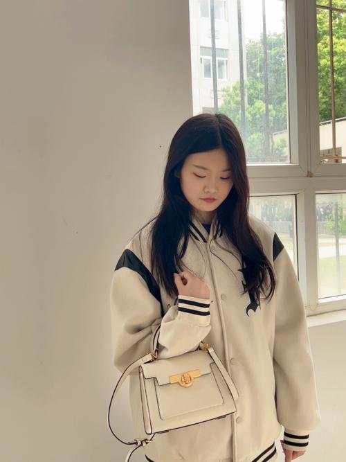 白色大包包怎么搭配衣服好看图片