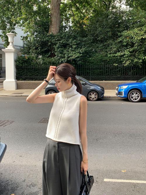无袖针织毛衣怎么搭配