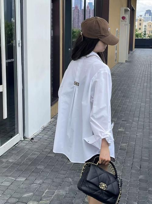 白色休闲衬衫怎么搭配