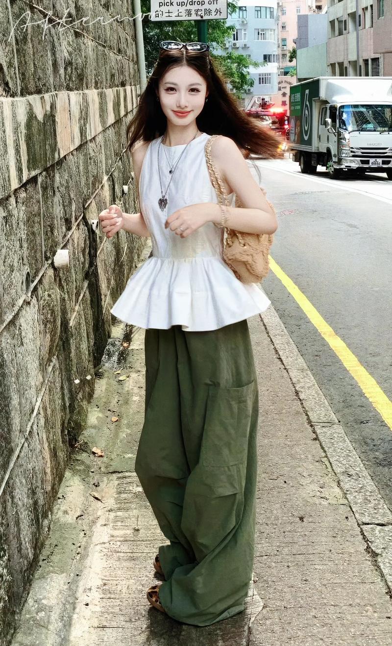 白色无袖小衫怎么搭配什么外套
