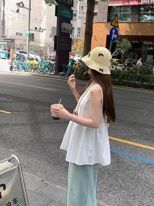 白色宽松无袖怎么搭配外套