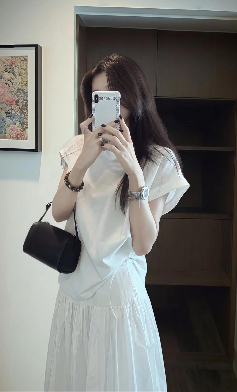 白色宽松无袖怎么搭配