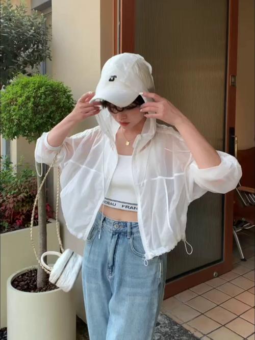 白色防晒衣怎么搭配女