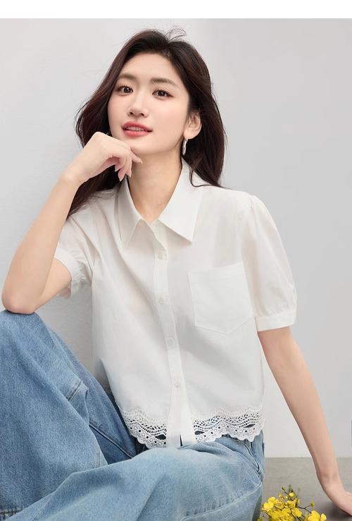白色短款衬衣怎么搭配