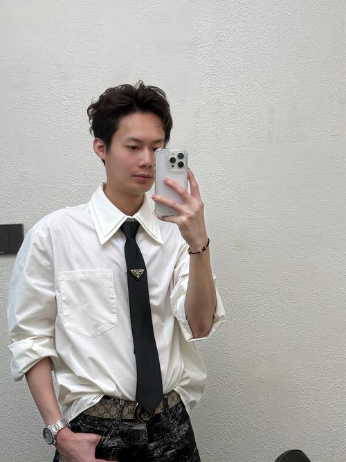 白衬衫怎么搭配发型