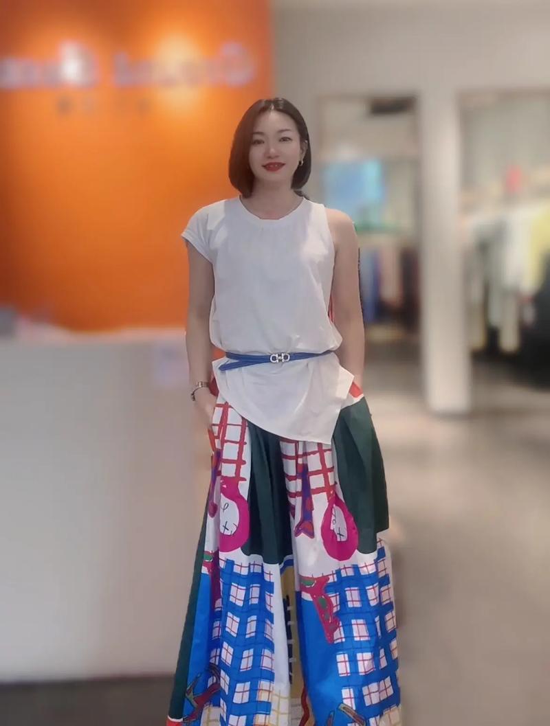 白t裙怎么搭配裤子