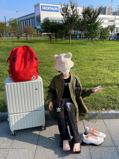 中长款军绿色风衣怎么搭配鞋子图片