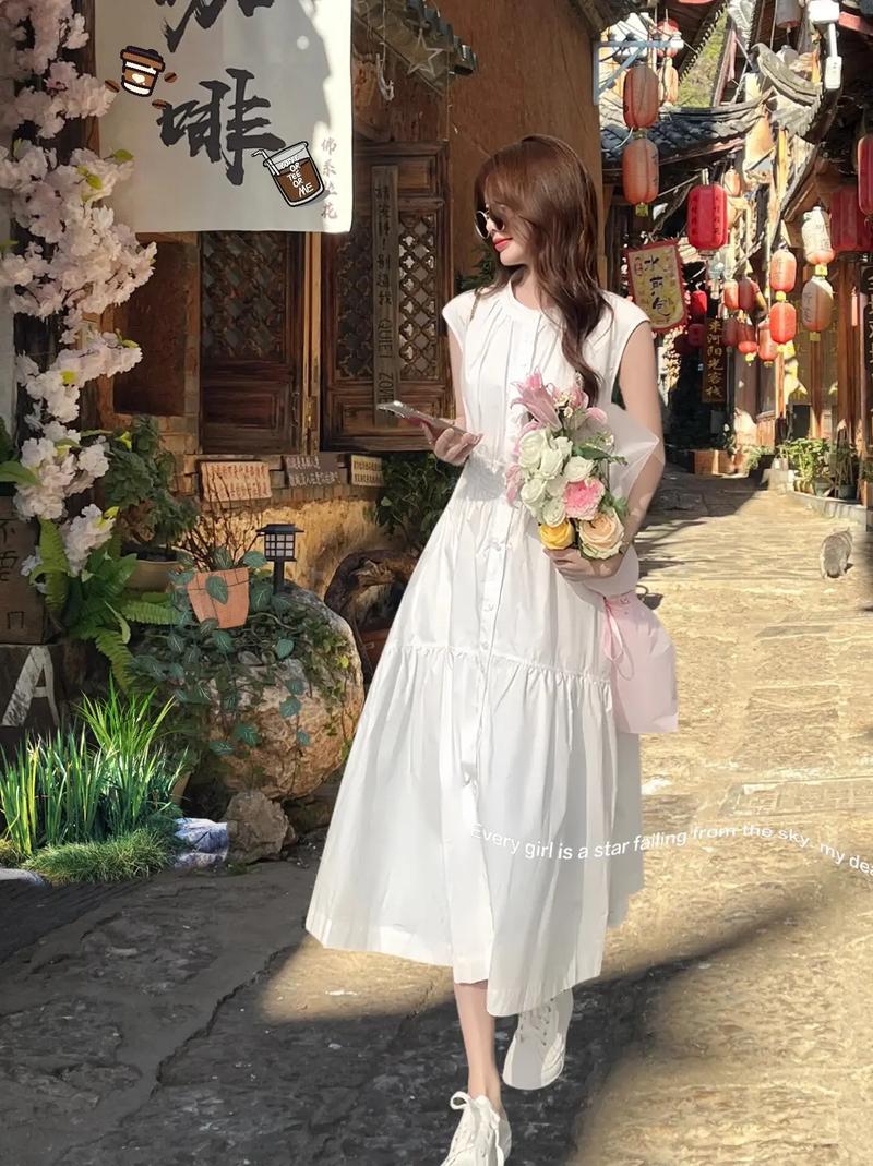 中长白色修身连衣裙怎么搭配什么外套