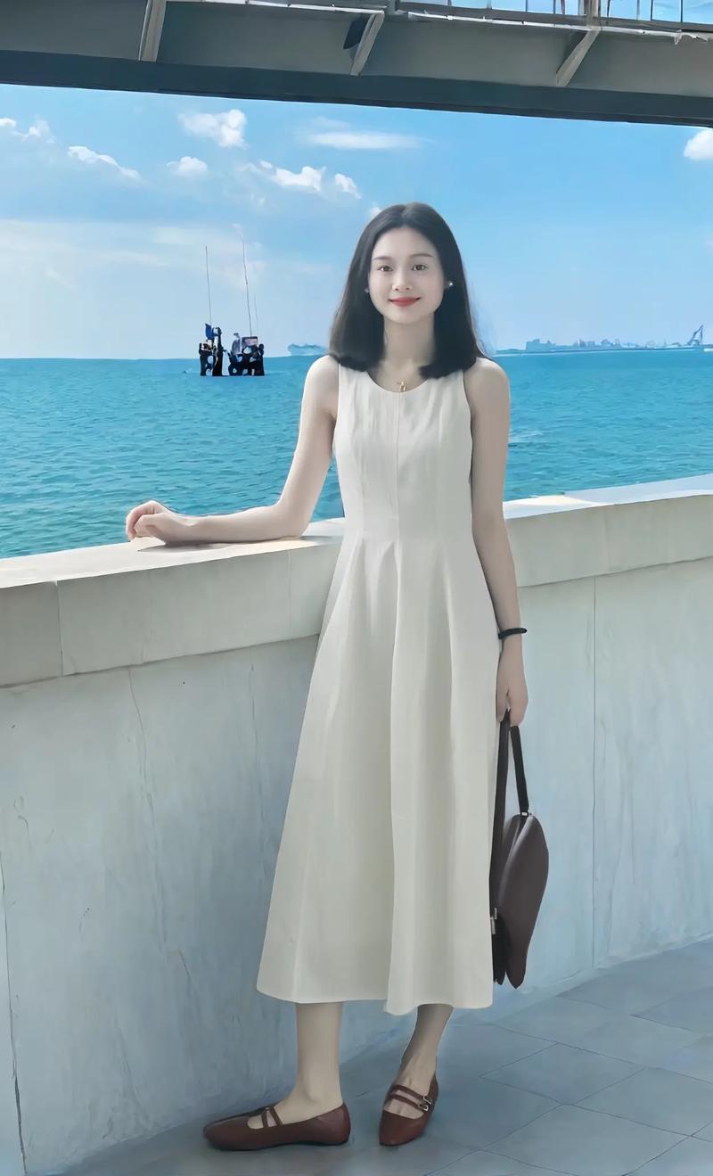 中长白色修身连衣裙怎么搭配