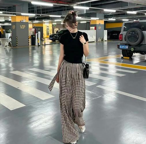 格子裤子搭配什么上衣好看