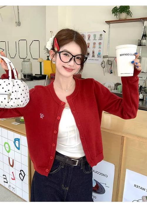 针织红色上衣怎么搭配衣服