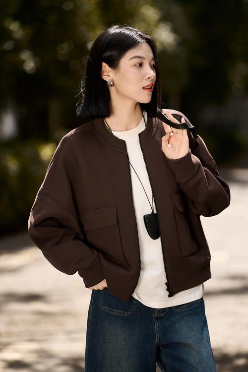 运动女外套怎么搭配衣服图片欣赏