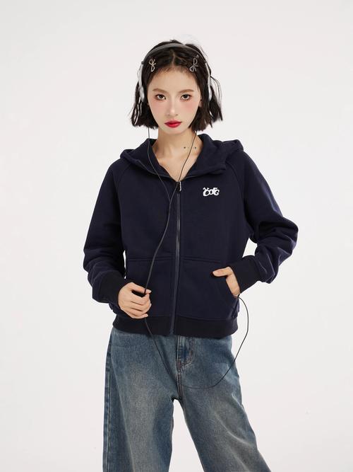 运动女外套怎么搭配衣服图片