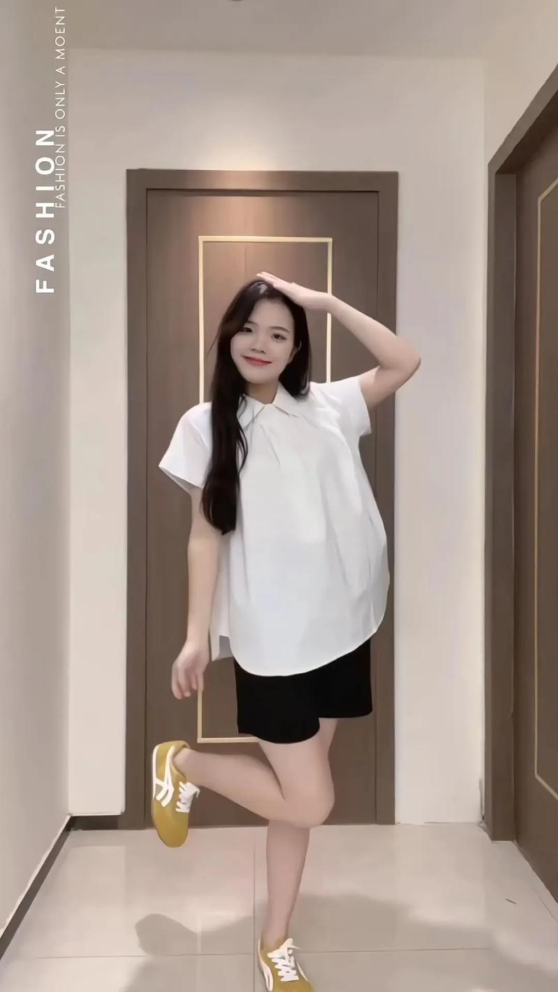 孕妇装怎么搭配小白鞋