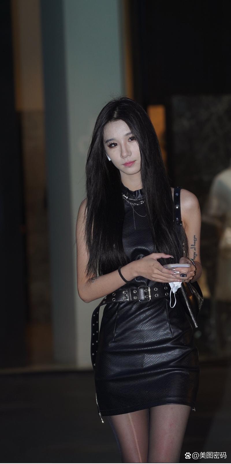 夏天黑色皮裙怎么搭配图片欣赏