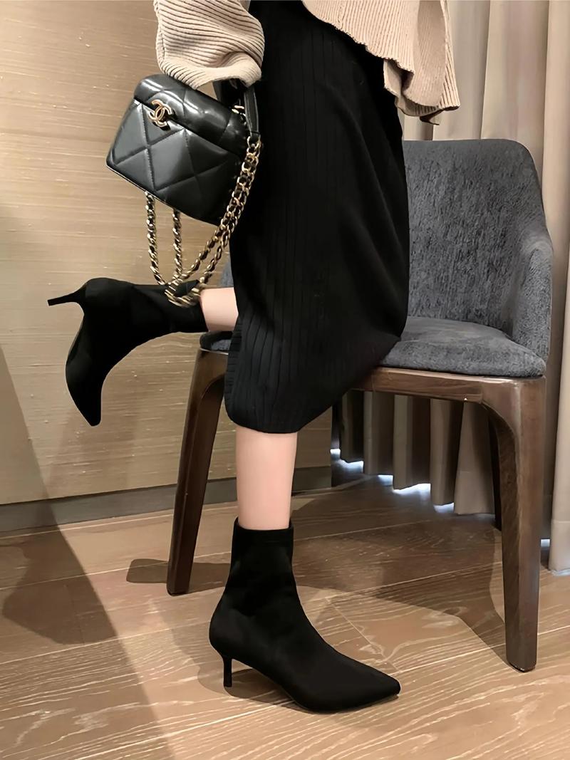 细跟短靴怎么搭配冬季