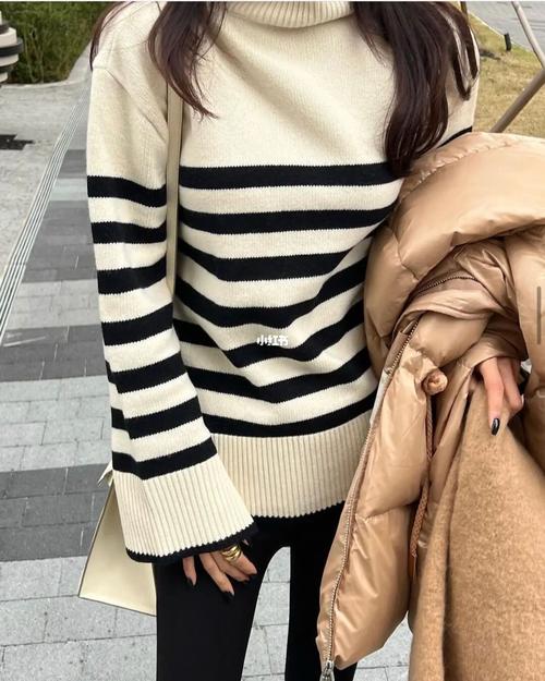 条纹高领毛衣怎么搭配