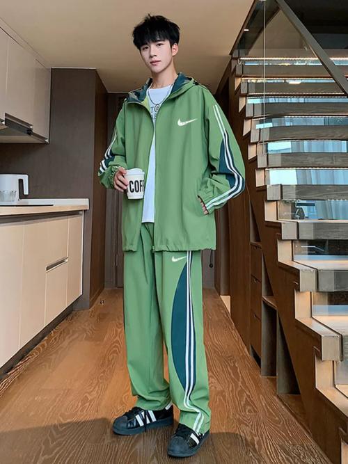 秋运动外套怎么搭配什么裤子和鞋子
