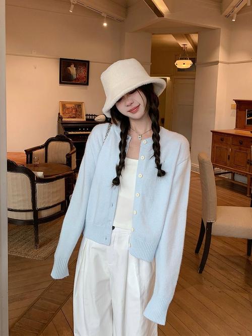秋天外套毛衣怎么搭配衣服