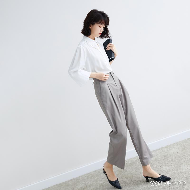 深灰色衣服配什么裤子