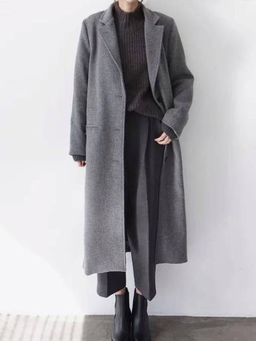 深灰色衣服配什么裤子