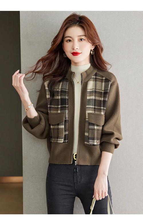 秋天女短款外套怎么搭配衣服图片欣赏