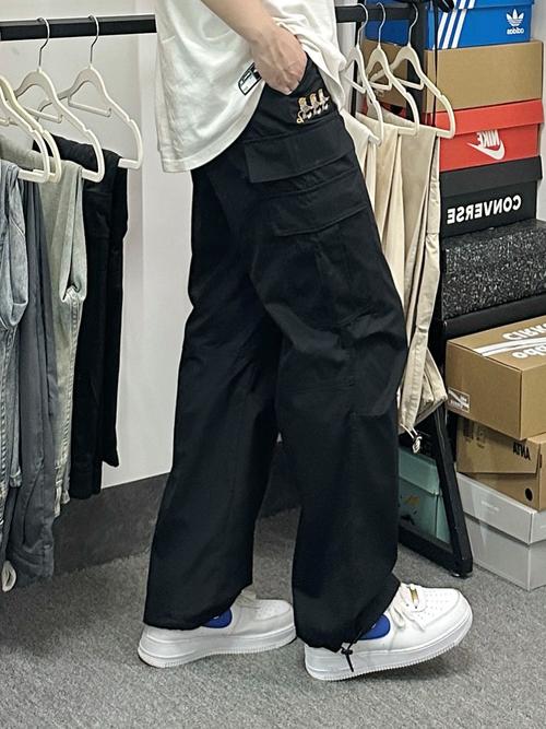 黑色工装裤搭配什么鞋子