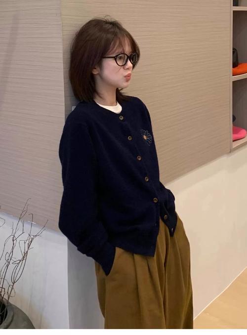 秋天开衫毛衣怎么搭配衣服