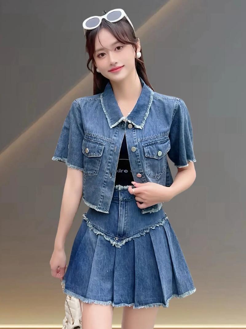 牛仔短裙搭配什么上衣好看