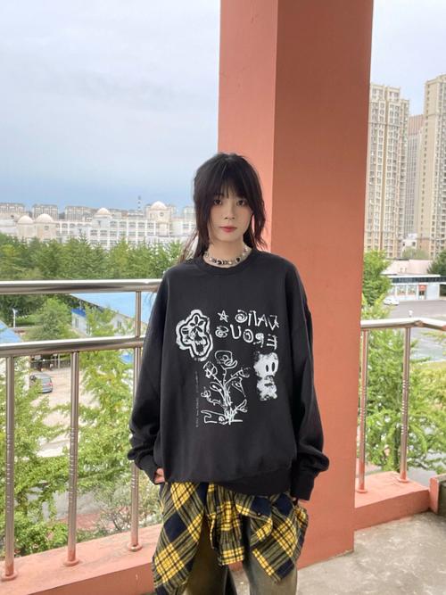 秋季套头外套怎么搭配衣服