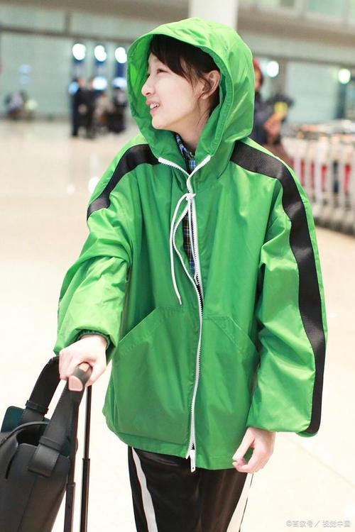 绿色衣服配什么颜色包