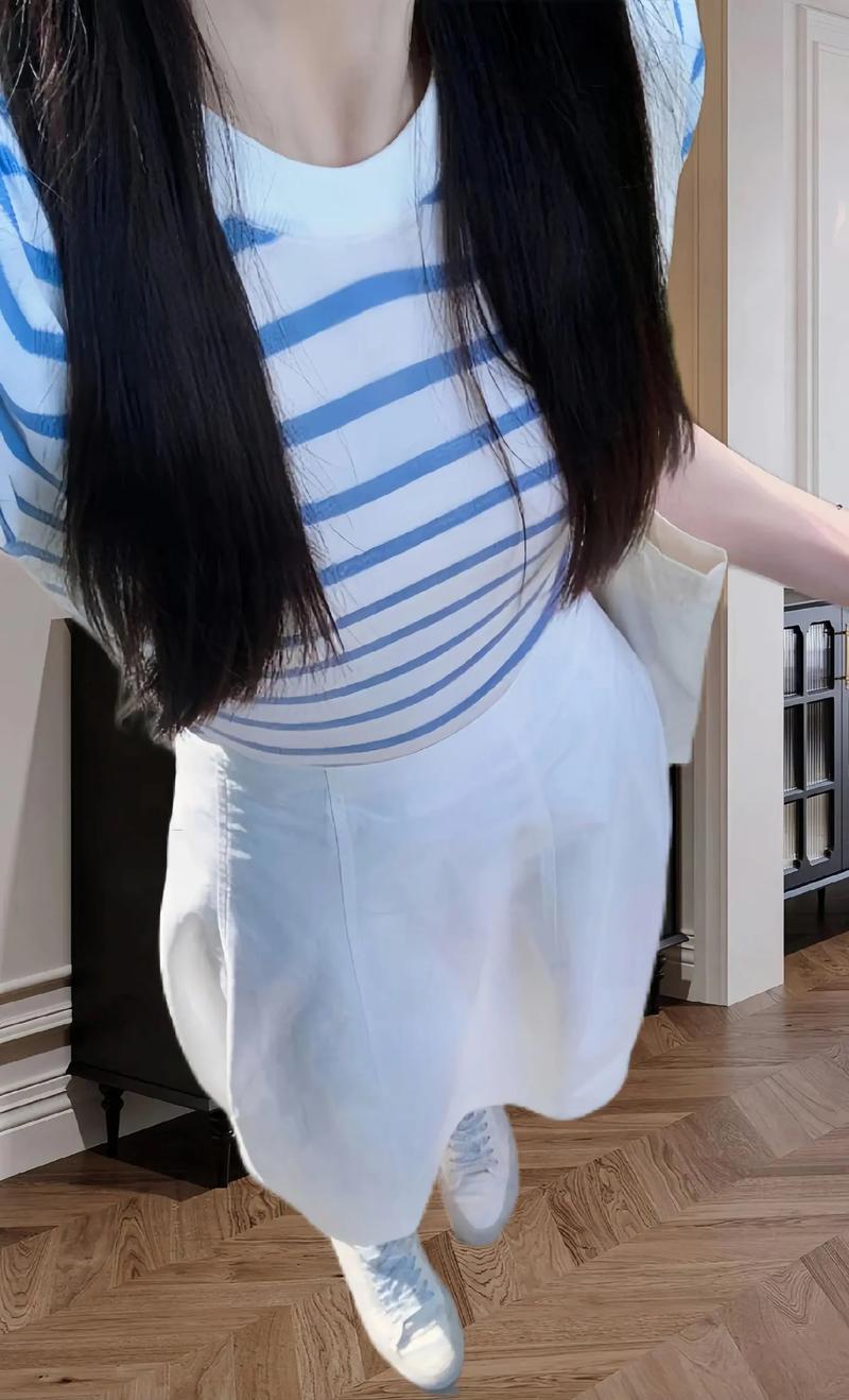 条纹长裙配什么上衣