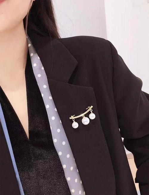胸针别在什么位置