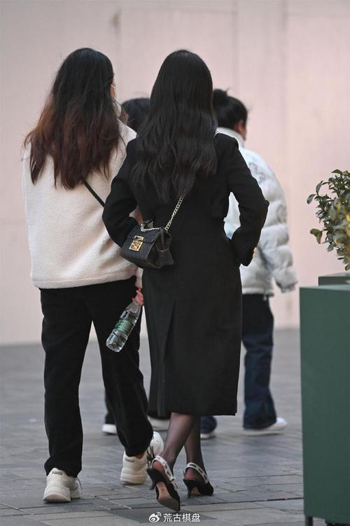 女生冬季黑色鞋子怎么搭配衣服好看图片欣赏